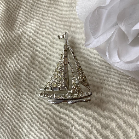 Vintage Jewelry - VTG Rhinestone Sailboat Brooch